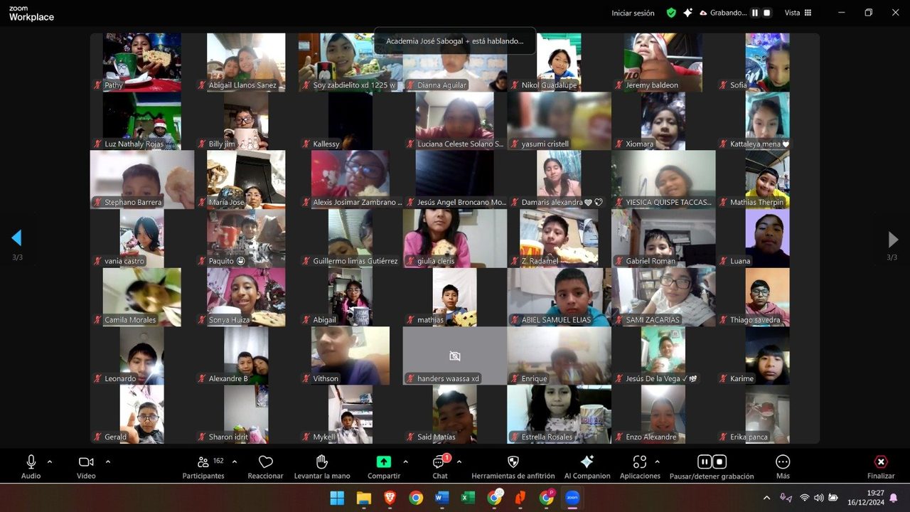 Clase virtual con más de 160 niños conectados